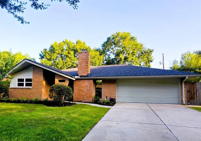 Photo 1 of Single family home for sale at 5315 Briarbend Dr, Houston, TX 77096 | MLS# 98734043 | Listing updated on 2026-09-19