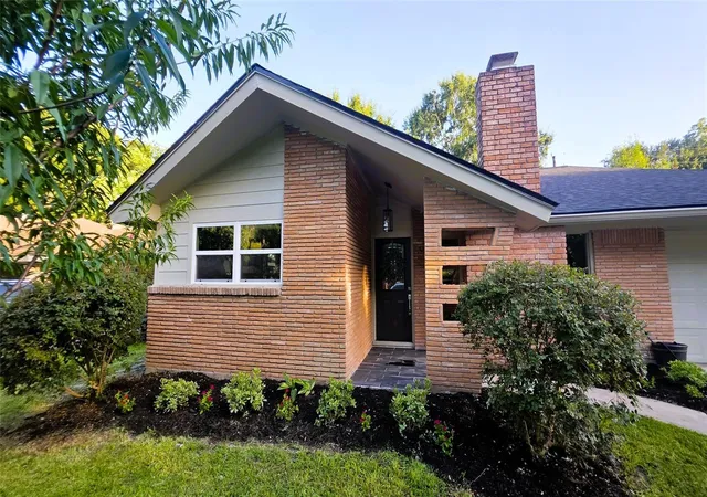 Photo 2 of Single family home for sale at 5315 Briarbend Dr, Houston, TX 77096 | MLS# 98734043 | Listing updated on 2026-09-19