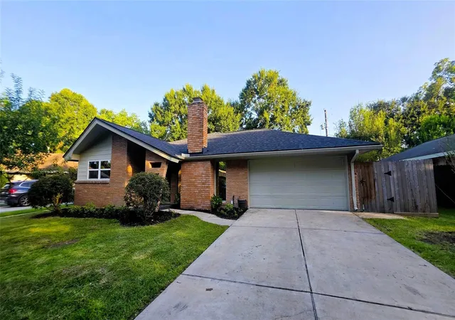 Photo 3 of Single family home for sale at 5315 Briarbend Dr, Houston, TX 77096 | MLS# 98734043 | Listing updated on 2026-09-19