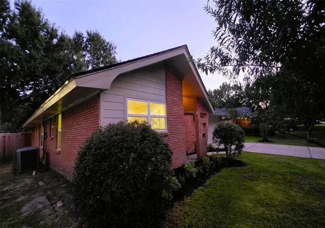 Photo 3 of Single family home for sale at 5315 Briarbend Dr, Houston, TX 77096 | MLS# 98734043 | Listing updated on 2026-09-19