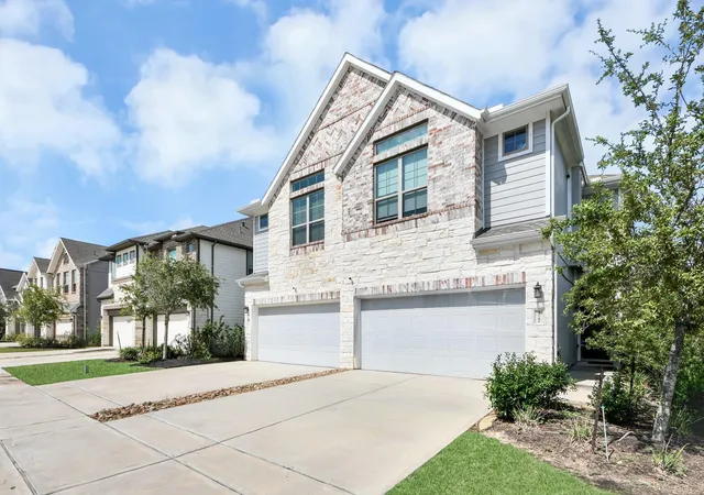 Photo 3 of Townhouse for sale at 9746 Soto St, Rosharon, TX 77583 | MLS# 58128036 | Listing updated on 2026-09-22