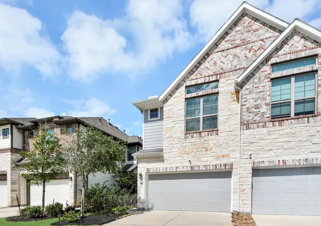 Photo 4 of Townhouse for sale at 9746 Soto St, Rosharon, TX 77583 | MLS# 58128036 | Listing updated on 2026-09-22