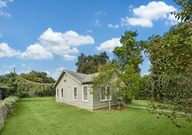 Photo 3 of Single family home for sale at 302 Damon St, Richmond, TX 77406 | MLS# 7116902 | Listing updated on 2026-09-09