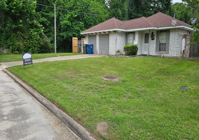 Photo 2 of Sale Pending at 206 W Mitchell Rd, Houston, TX 77037 | MLS# 45212349 | Listing updated on 2026-09-11