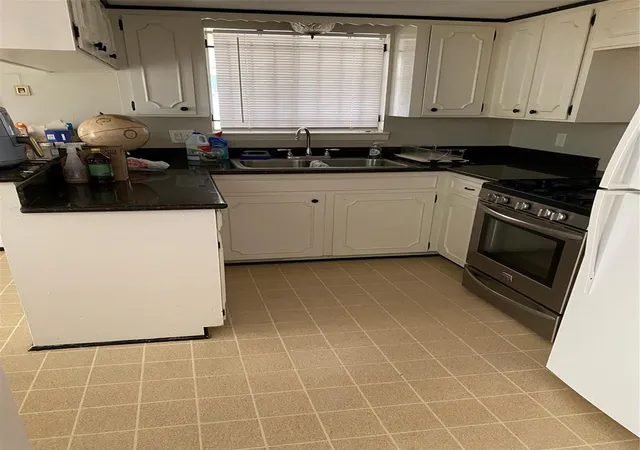 Photo 3 of Sale Pending at 206 W Mitchell Rd, Houston, TX 77037 | MLS# 45212349 | Listing updated on 2026-09-11