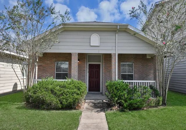 Photo 2 of Single family home for sale at 1612 Claremont Garden Cir, Houston, TX 77047 | MLS# 12430725 | Listing updated on 2026-09-24