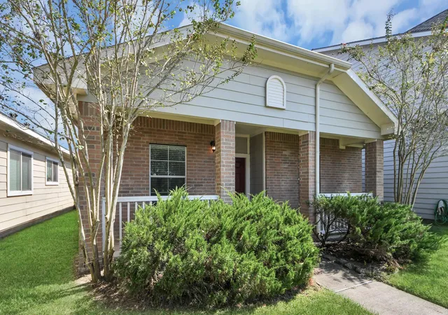 Photo 3 of Single family home for sale at 1612 Claremont Garden Cir, Houston, TX 77047 | MLS# 12430725 | Listing updated on 2026-09-24