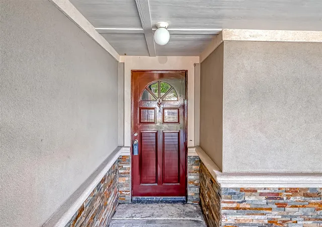 Photo 4 of Sale Pending at 1918 Westcrest Dr, Houston, TX 77055 | MLS# 27538057 | Listing updated on 2026-09-12