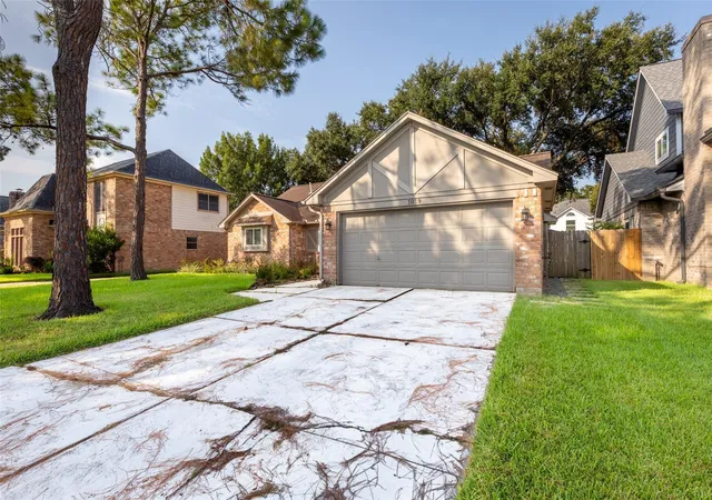 Photo 3 of Sale Pending at 1019 Sugar Mountain Ct, Sugar Land, TX 77498 | MLS# 29330728 | Listing updated on 2026-10-07