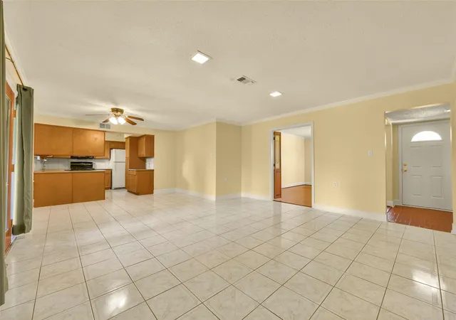 Photo 2 of Single family home for sale at 523 Oakdale Ave, La Porte, TX 77571 | MLS# 11021712 | Listing updated on 2026-09-01