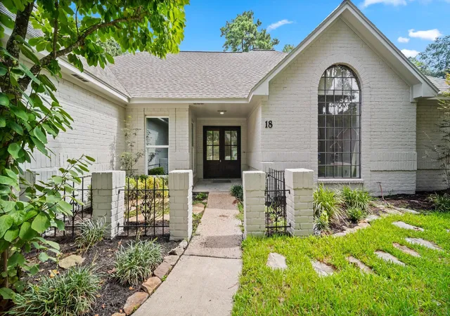 Photo 1 of Single family home for sale at 18 Windsor Dr, Conroe, TX 77304 | MLS# 85975938 | Listing updated on 2026-09-03