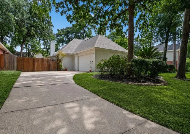 Photo 3 of Single family home for sale at 18 Windsor Dr, Conroe, TX 77304 | MLS# 85975938 | Listing updated on 2026-09-03