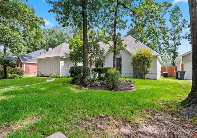 Photo 3 of Single family home for sale at 18 Windsor Dr, Conroe, TX 77304 | MLS# 85975938 | Listing updated on 2026-09-03