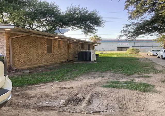 Photo 2 of Single family home for sale at 114 E Palm St, Fresno, TX 77545 | MLS# 31435545 | Listing updated on 2026-09-06