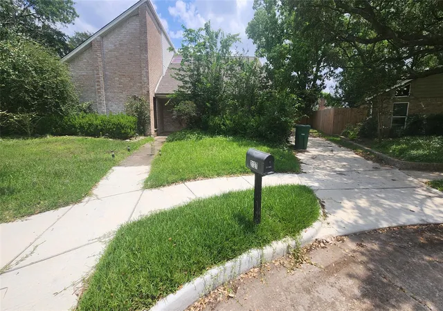 Photo 3 of Single family home for sale at 2127 Manor Green Dr, Houston, TX 77077 | MLS# 34389621 | Listing updated on 2026-09-08