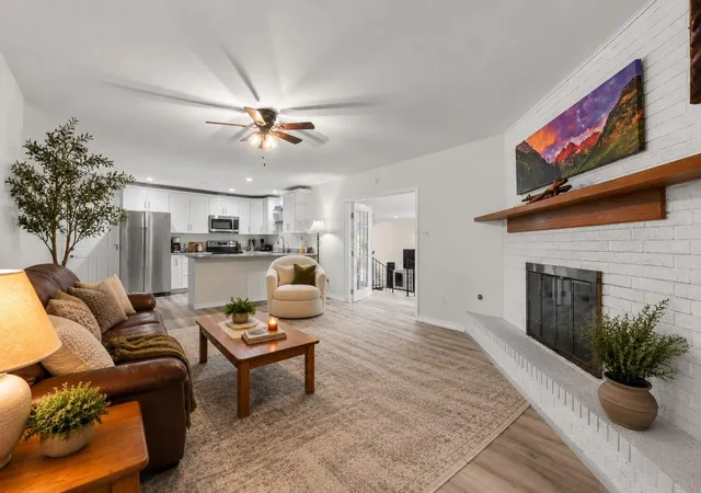 Photo 1 of Single family home for sale at 209 Summit Dr, Conroe, TX 77303 | MLS# 18511801 | Listing updated on 2026-09-17