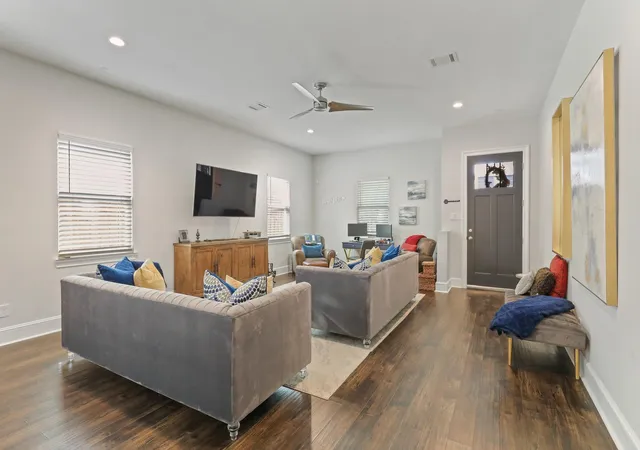Photo 3 of Single family home for sale at 913 Eleanor St, Houston, TX 77009 | MLS# 6906687 | Listing updated on 2026-09-03