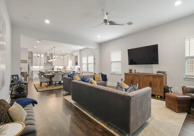 Photo 3 of Single family home for sale at 913 Eleanor St, Houston, TX 77009 | MLS# 6906687 | Listing updated on 2026-09-03