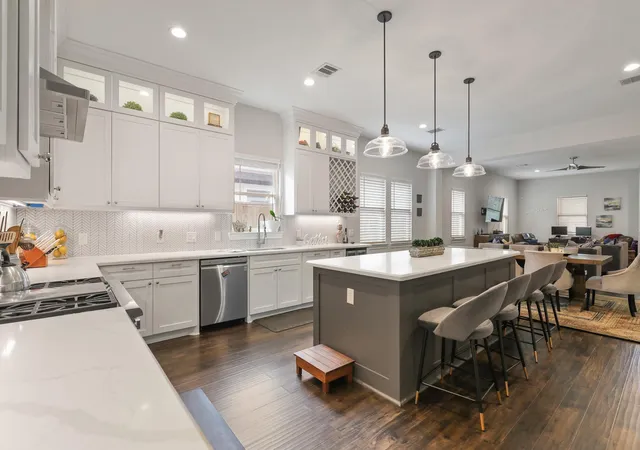 Photo 4 of Single family home for sale at 913 Eleanor St, Houston, TX 77009 | MLS# 6906687 | Listing updated on 2026-09-03