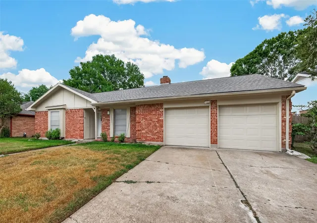 Photo 3 of Sale Pending at 8807 Langdon Ln, Houston, TX 77036 | MLS# 28315121 | Listing updated on 2026-09-22
