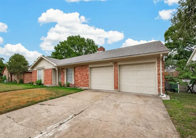 Photo 3 of Sale Pending at 8807 Langdon Ln, Houston, TX 77036 | MLS# 28315121 | Listing updated on 2026-09-22