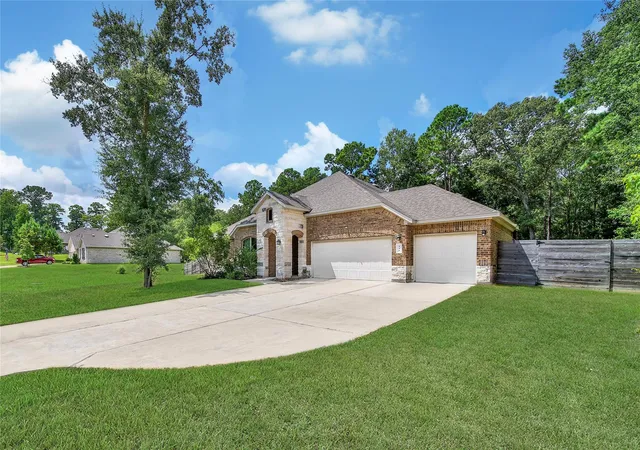 Photo 2 of Single family home for sale at 110 Jim Hall Ln, New Waverly, TX 77358 | MLS# 21856297 | Listing updated on 2026-09-11