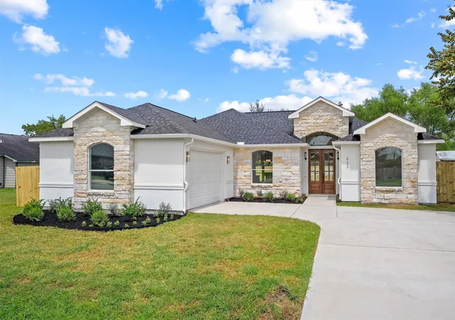 Photo 2 of Single family home for sale at 227 Manor Ave, Rosharon, TX 77583 | MLS# 27769465 | Listing updated on 2026-09-15
