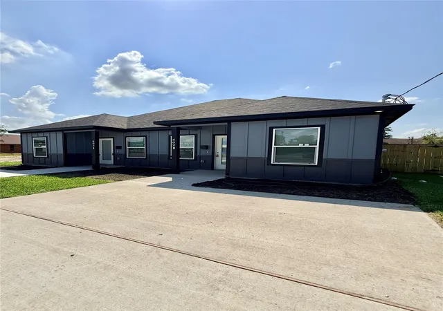 Listing Photo 1 - Condo for sale in building located at 1703 Johnson St, Pasadena, TX 77502 - Unit #A