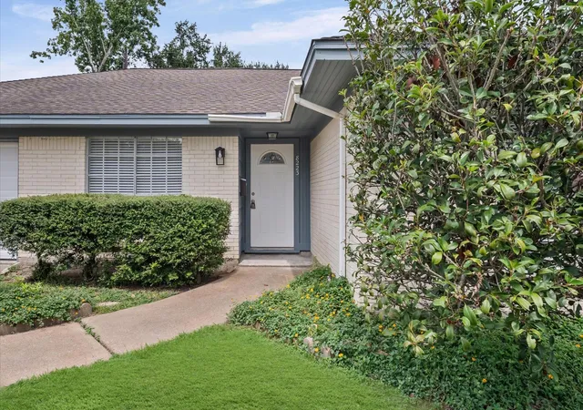 Photo 2 of Sale Pending at 8223 Gulf Tree Ln, Houston, TX 77075 | MLS# 58306115 | Listing updated on 2026-09-25