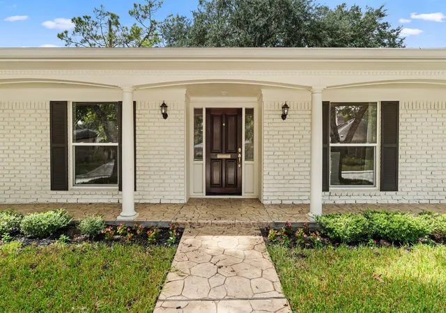 Photo 1 of Single family home for sale at 506 Briar Hl Dr, Houston, TX 77042 | MLS# 75249434 | Listing updated on 2026-09-20