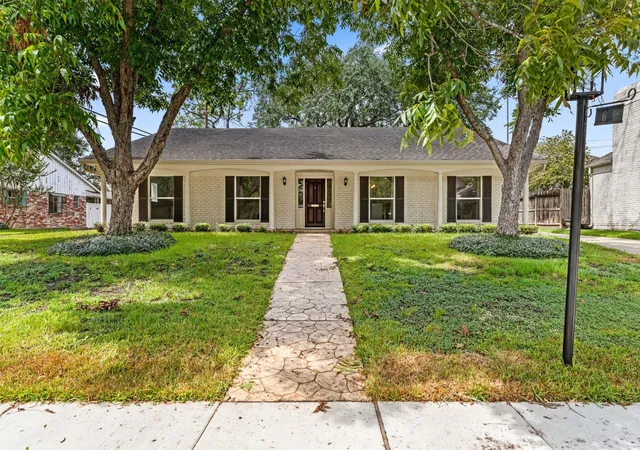Photo 2 of Single family home for sale at 506 Briar Hl Dr, Houston, TX 77042 | MLS# 75249434 | Listing updated on 2026-09-20