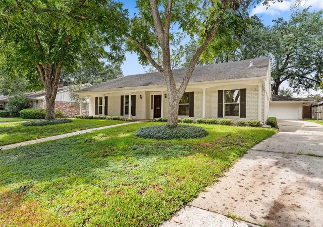 Photo 3 of Single family home for sale at 506 Briar Hl Dr, Houston, TX 77042 | MLS# 75249434 | Listing updated on 2026-09-20