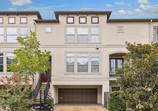 Townhouse for sale at 6304 Prague St, Houston, TX 77007 | MLS# 26452698
