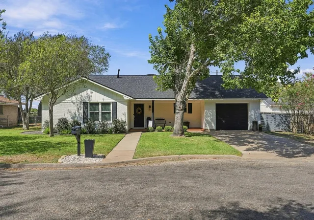 Photo 1 of Single family home for sale at 100 N Oak Dr, Columbus, TX 78934 | MLS# 96147701 | Listing updated on 2026-09-16