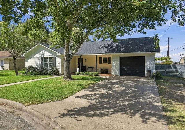 Photo 2 of Single family home for sale at 100 N Oak Dr, Columbus, TX 78934 | MLS# 96147701 | Listing updated on 2026-09-16