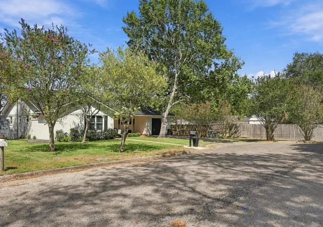 Photo 3 of Single family home for sale at 100 N Oak Dr, Columbus, TX 78934 | MLS# 96147701 | Listing updated on 2026-09-16
