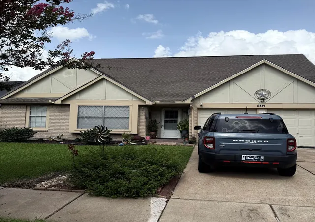 Photo 1 of Single family home for sale at 2114 Fountain Dr, Sugar Land, TX 77478 | MLS# 4371819 | Listing updated on 2026-09-18