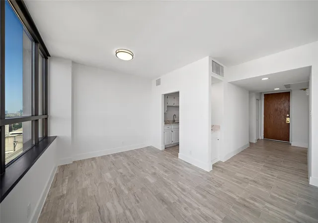 Photo 2 of Condo for sale at 5150 Hidalgo St #1604, Houston, TX 77056 | MLS# 33457267 | Listing updated on 2026-09-16
