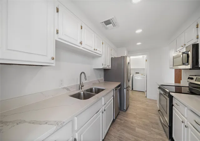 Photo 3 of Condo for sale at 5150 Hidalgo St #1604, Houston, TX 77056 | MLS# 33457267 | Listing updated on 2026-09-16