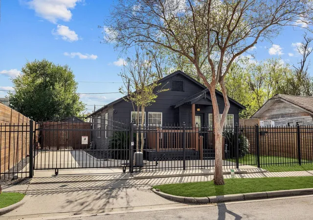 Photo 3 of Single family home for sale at 1310 Walton St, Houston, TX 77009 | MLS# 98020154 | Listing updated on 2026-09-13