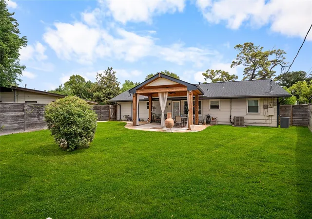 Photo 20 of Single family home for sale at 5831 Burr Oak Dr, Houston, TX 77092 | MLS# 33661343 | Listing updated on 2026-10-06