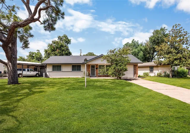Photo 2 of Single family home for sale at 5831 Burr Oak Dr, Houston, TX 77092 | MLS# 33661343 | Listing updated on 2026-10-06