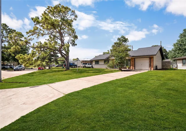 Photo 2 of Single family home for sale at 5831 Burr Oak Dr, Houston, TX 77092 | MLS# 33661343 | Listing updated on 2026-10-06