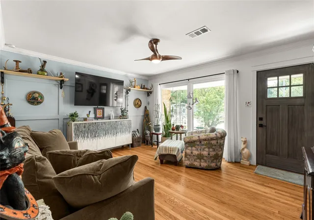 Photo 4 of Single family home for sale at 5831 Burr Oak Dr, Houston, TX 77092 | MLS# 33661343 | Listing updated on 2026-10-06