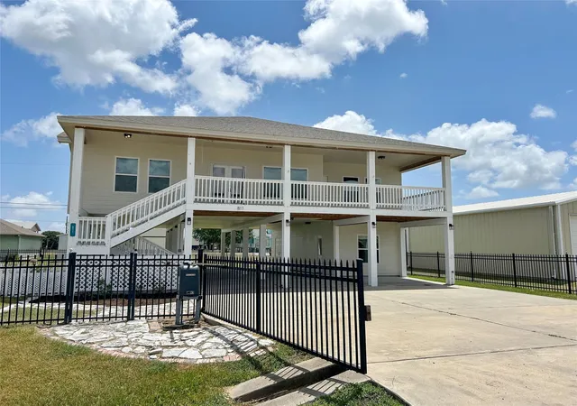 Photo 1 of Single family home for sale at 811 W Bayshore Dr, Palacios, TX 77465 | MLS# 18510440 | Listing updated on 2026-09-16