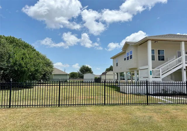 Photo 2 of Single family home for sale at 811 W Bayshore Dr, Palacios, TX 77465 | MLS# 18510440 | Listing updated on 2026-09-16