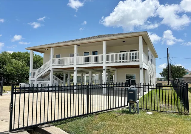 Photo 3 of Single family home for sale at 811 W Bayshore Dr, Palacios, TX 77465 | MLS# 18510440 | Listing updated on 2026-09-16