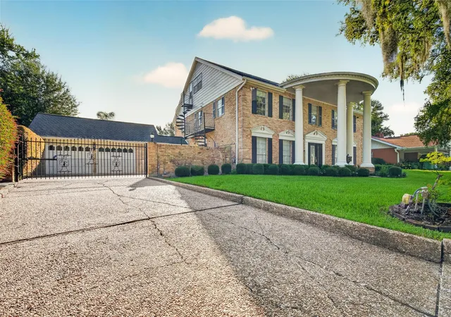 Photo 3 of Sale Pending at 8007 Erie St, Houston, TX 77061 | MLS# 28949164 | Listing updated on 2026-10-09