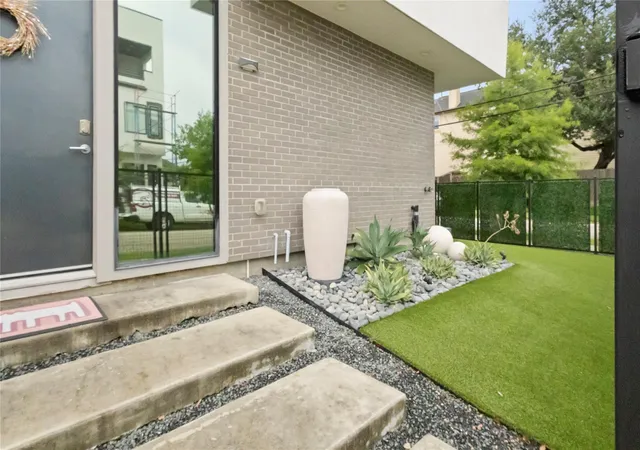 Photo 2 of Single family home for sale at 1302 Crocker St, Houston, TX 77019 | MLS# 30685895 | Listing updated on 2026-10-09