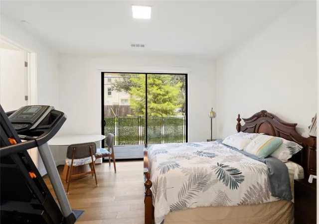 Photo 4 of Single family home for sale at 1302 Crocker St, Houston, TX 77019 | MLS# 30685895 | Listing updated on 2026-10-09